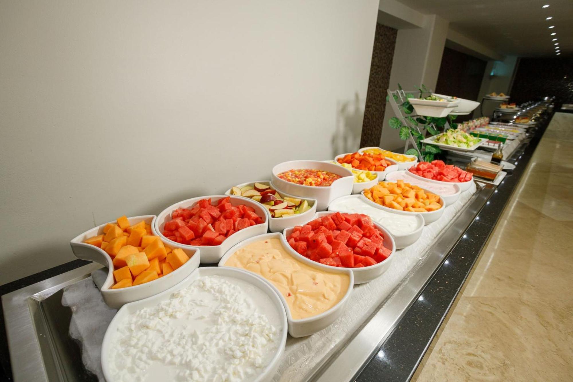 Real Inn Tijuana By Camino Real Hoteles Exteriör bild A buffet of fruit and dairy products