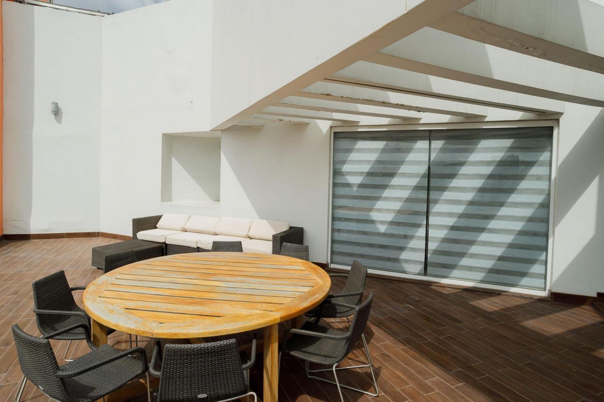 Real Inn Tijuana By Camino Real Hoteles Exteriör bild A room with a large window
