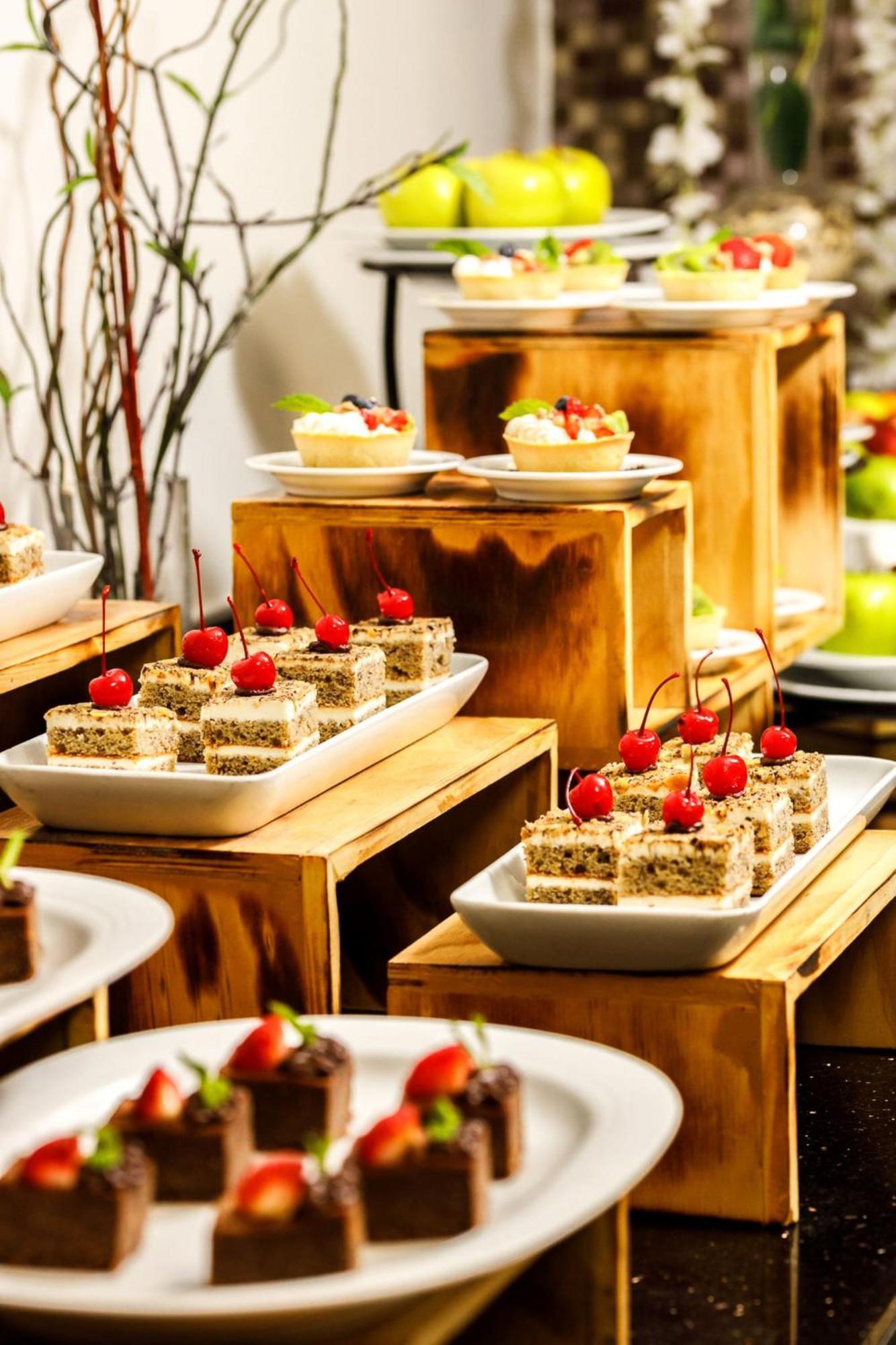Real Inn Tijuana By Camino Real Hoteles Exteriör bild A dessert buffet
